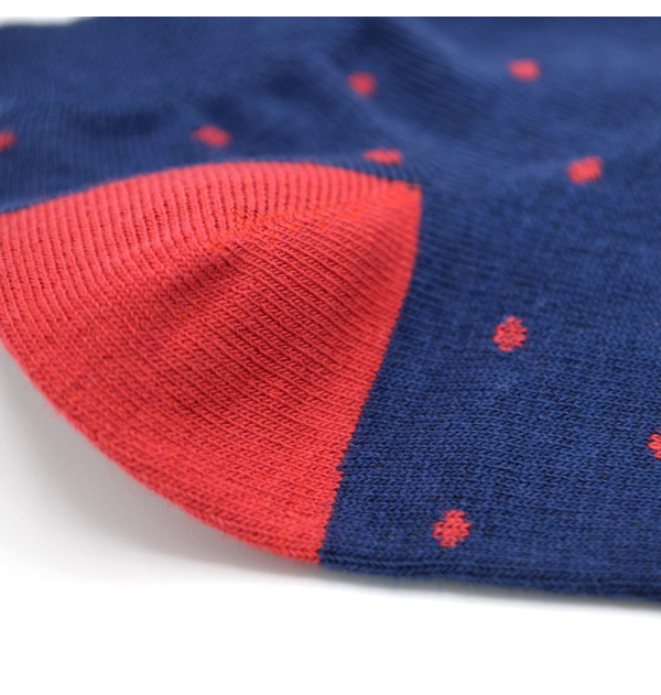 Socquettes bleues à pois...