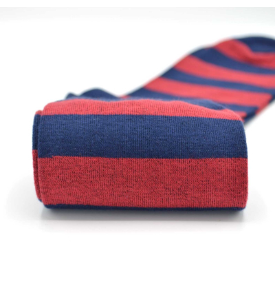 Chaussettes fantaisie  rouges foncées à rayures bleues remaillées à la main en coton peignées