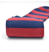 Chaussettes fantaisie  rouges foncées à rayures bleues remaillées à la main en coton peignées