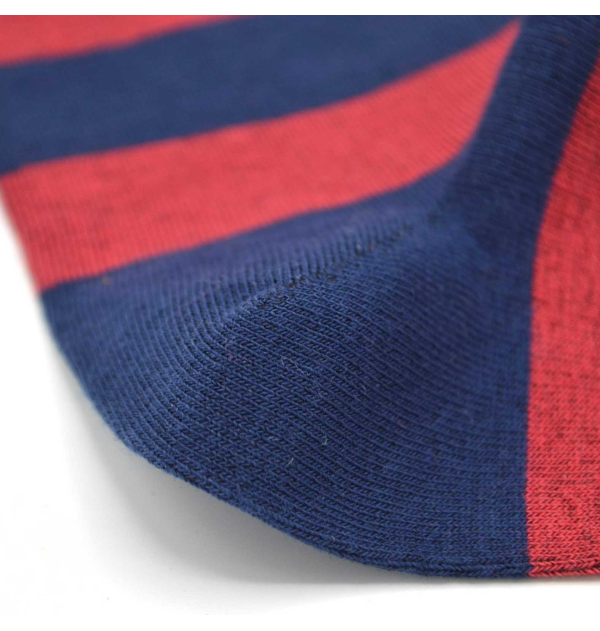 Chaussettes rouges foncées...