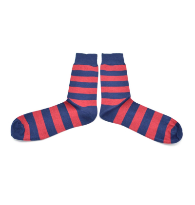 Chaussettes fantaisie  rouges foncées à rayures bleues remaillées à la main en coton peignées