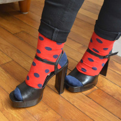 chaussettes-fantaisie-hommes-femmes-en-coton-rouges-à-motif-gros-pois-bleu-marine-remaillées-à-la-main