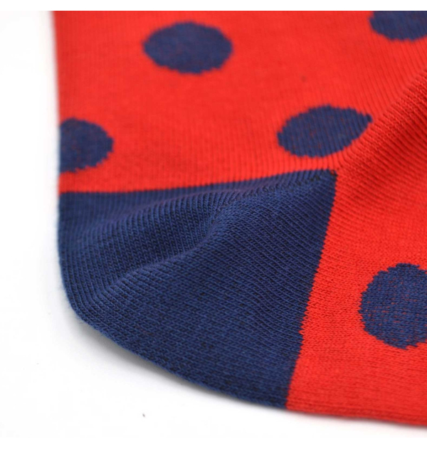 Chaussettes rouges à pois...