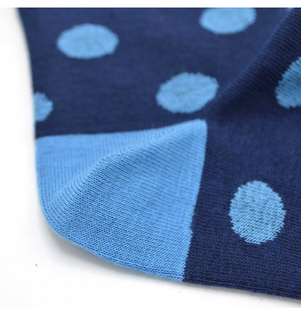 Chaussettes bleues à pois...