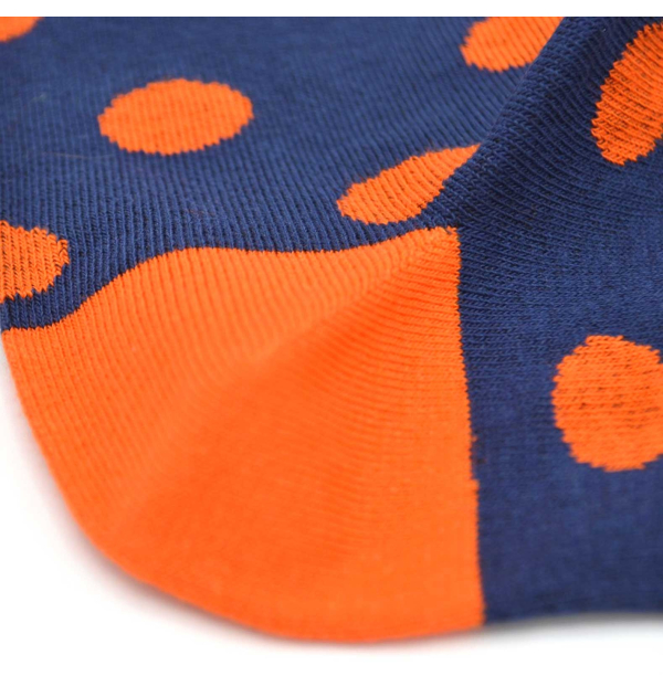 Chaussettes bleues à pois...