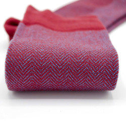 chaussettes-fantaisie-hommes-femmes-en-coton-rouges-à-motifs-chevrons-bleu-ciel-remaillées-à-la-main