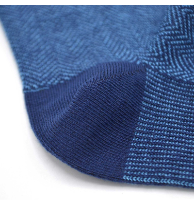 chaussettes-fantaisie-hommes-femmes-en-coton-bleu-marine-à-motifs-chevrons-bleu-ciel-remaillées-à-la-main