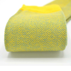 chaussettes-fantaisie-hommes-femmes-en-coton-jaunes-à-motifs-chevrons-bleu-ciel-remaillées-à-la-main