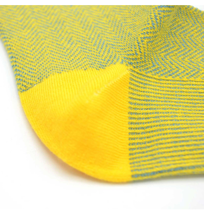 chaussettes-fantaisie-hommes-femmes-en-coton-jaunes-à-motifs-chevrons-bleu-ciel-remaillées-à-la-main