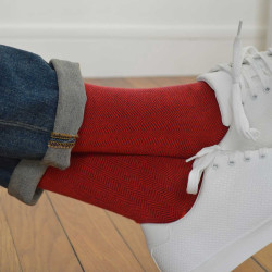 chaussettes-fantaisie-hommes-femmes-en-coton-rouges-à-motifs-chevrons-bleu-marine-remaillées-à-la-main