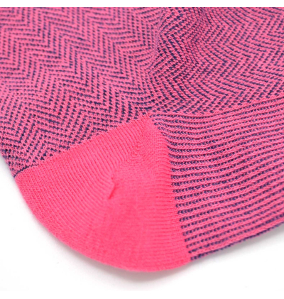 chaussettes-fantaisie-hommes-femmes-en-coton-roses-à-motifs-chevrons-bleu-marine-remaillées-à-la-main