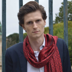 Echarpe-legere-rouge-vif-femme-homme-fibres-naturels-motifs-bosquetde-letoile-lenotre-versailles