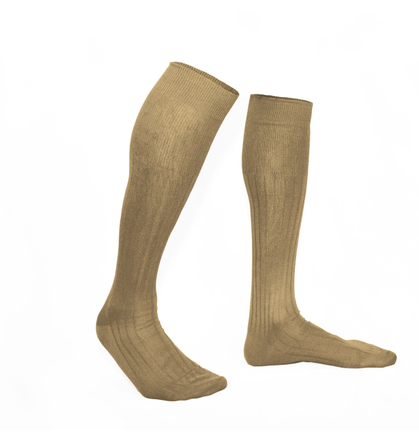chaussettes-montantes-mi-bas-unies-beige-sable-en-pur-fil-d'écosse-remaillées-à-la-main-pour-hommes