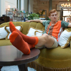 chaussettes-fantaisie-hommes-femmes-en-coton-oranges-à-motifs-chevrons-bleu-marine-remaillées-à-la-main