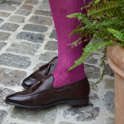 chaussettes-montantes-mi-bas-unies-violet-prune-en-pur-fil-d'écosse-remaillées-à-la-main-pour-homme