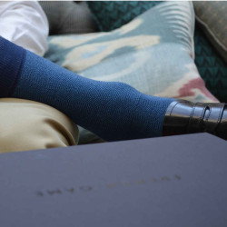 chaussettes-fantaisie-hommes-femmes-en-coton-bleu-marine-à-motifs-chevrons-bleu-ciel-remaillées-à-la-main