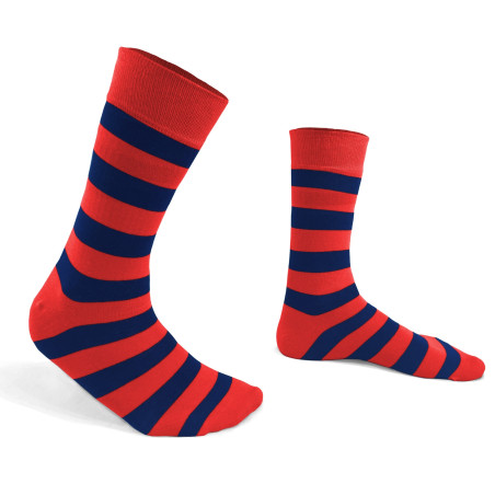 Chaussettes rouges à rayures bleues