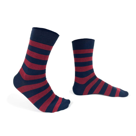 Chaussettes rouges foncées à rayures bleues