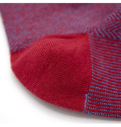 chaussettes-fantaisie-hommes-femmes-en-coton-rouges-à-motifs-chevrons-bleu-ciel-remaillées-à-la-main