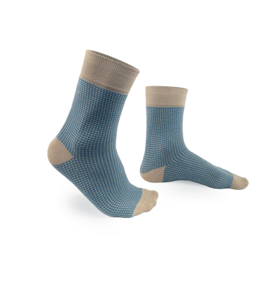 chaussettes-fantaisie-hommes-femmes-en-coton-rouges-à-motifs-chevrons-bleu-ciel-remaillées-à-la-main